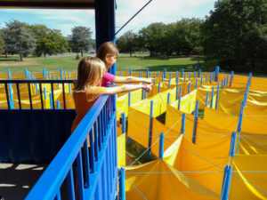 Kinder auf dem Labyrinthturm