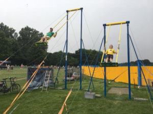 Kinder auf der Kiiking Schaukel