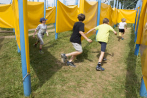 Spielende Kinder im Labyrinth